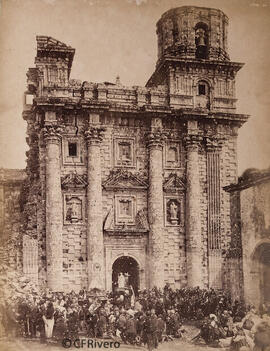 Monfero (La Coruña), Monasterio de Santa María, fachada de la iglesia, muchedumbre de fieles en una procesión. Valentín Medía.