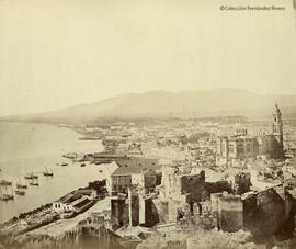 Málaga, puerto y ciudad desde el castillo de Gibralfaro. L. Masson.