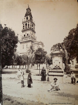 Córdoba, Mezquita, Patio de los Naranjos, paisanos ante la fuente de Santa María. Fotógrafo desconocido.
