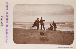 Benagalbón (Rincón de la Victoria, Málaga), un grupo de excursionistas posan ante una cámara en la playa, ante el oleaje. Fotógrafo desconocido.