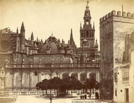 Sevilla, Catedral y Giralda, fachada sur con un cura y dos monaguillos. Léon et Lévy.
