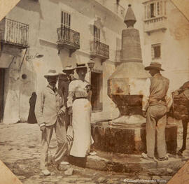 Tarifa (Cádiz), grupo de viajeros junto a la Fuente de la plaza del Mesón. Fotógrafo desconocido.
