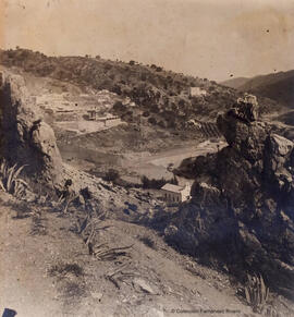 Ronda (Málaga), vista sobre el valle del río Guadalevín con una ermita. Fotógrafo desconocido.