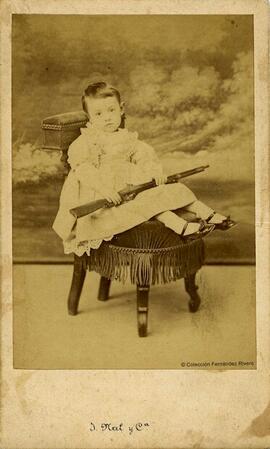 Cádiz, retrato de una niña con una escopeta de juguete. Fotografía Francesa y Española.