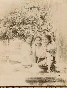 Córdoba, Mezquita, Patio de los Naranjos, tres muchachas en la fuente de Santa María. Garzón fotógrafo.