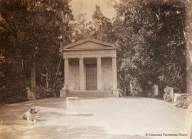 Málaga, Jardín de la Concepción, templo jónico que albergaba el Museo Loringiano. Fotógrafo desconocido.