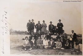 Alhaurín de la Torre (Málaga), un grupo de excursionistas posa en las proximidades del pueblo. Fotógrafo desconocido.