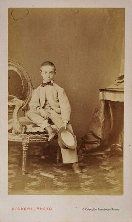 París, retrato del futuro rey Alfonso XII niño, sentado. Disdéri