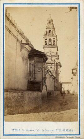 Córdoba, Mezquita, fachada norte en la calle Cardenal Herrero con el "Arca del Agua" y la torre al fondo. Dubois.