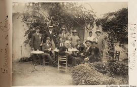 Coín (Málaga) grupo de excursionistas en un patio tomando un refresco. Fotógrafo desconocido.