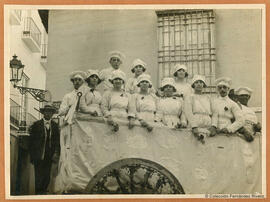 Málaga, retrato grupo de mujeres durante el carnaval en la plaza de las Biedmas. Autor desconocido.
