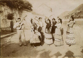 Granada, grupo flamenco de bailaoras y guitarrista en el barrio del Sacromonte. Fotógrafo desconocido.