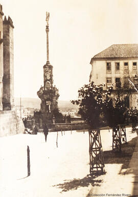 Córdoba, plaza de la Puerta del Puente y monumento del Triunfo de San Rafael . Francisco Sánchez