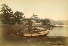 Nagasaki (Japón), junco japonés frente a una vivienda en la costa. Uchida  Kuichi