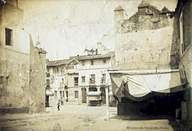 Sevilla, Puerta Real, una calle junto a la muralla. Fotógrafo desconocido