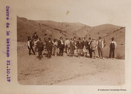 Málaga, retrato de un grupo de excursionistas y un par de mulas entre montañas en el Cerro de la Matanza. Fotógrafo desconocido.