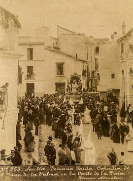 Sevilla, cofradía de San Juan de la Palma en la calle de la Feria. Ramón Almela.
