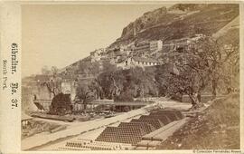 Gibraltar, Puerta del Sur, con almacenamiento del arsenal . James Mann.