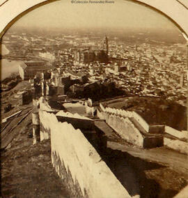 Málaga, vista desde el Castillo de Gibralfaro, con la coracha en primer término. J. Andrieu.