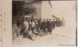 Alhaurín de la Torre (Málaga), un grupo de excursionistas posa en una plaza. Fotógrafo desconocido.
