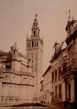 Sevilla, la Catedral y la torre de la Giralda desde el Triunfo. Fotógrafo desconocido