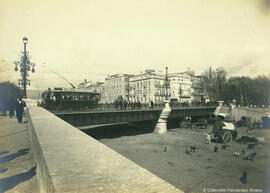 Malaga, tranvía atravesando el puente de Tetuán sobre el río Gudalmedina. Miguel Osuna.