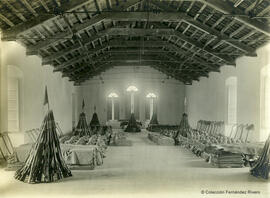 Ronda (Málaga), interior nave de un cuartel con armamento. Reyes.