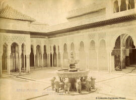 Granada, Alhambra, Patio de los Leones con la fuente. Ayola.