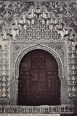 Granada, Alhambra, ventana en la sala de las Dos Hermanas. J. Laurent.