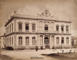 Pontevedra, Casa consistorial, fachada principal con el hijo del fotógrafo. Valentín Medía.