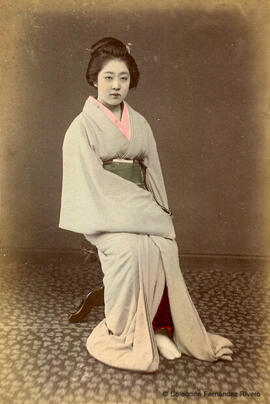 Japón, retrato de una geisha sentada. Ueno Hikoma.