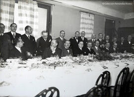 Madrid, retrato colectivo de un numeroso grupo de hombres en el homenaje al Ministro Rafael Salazar Alonso en un restaurante en 1935. Fotógrafo desconocido.