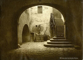 L'Escala (Gerona) patio con un pozo y escalera en una casa tradicional. Josep Esquirol Pérez.