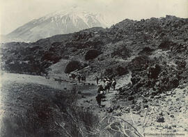 Icod, Tenerife (Islas Canarias), el volcán Teide y una expedición subiendo la montaña. Fotógrafo desconocido.