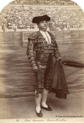 Retrato de estudio del torero José Campos, Cara-Ancha, con traje de luces, muleta y espada. E. Beauchy.