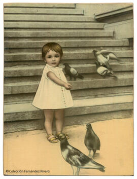 Madrid. Retrato de una niña dando de comer a unos palomos. Fotógrafo desconocido.