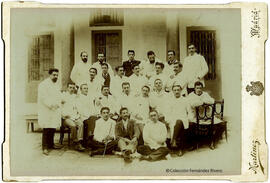 Madrid, retrato de un grupo de jóvenes con batas blancas. José G. Martínez.