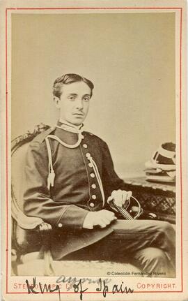 Londres, retrato del rey de España Alfonso XII sentado con uniforme militar. London Stereoscopic Co.