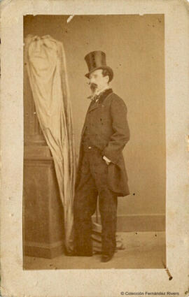 Madrid, retrato de hombre de pie con sombrero de copa y mano en el bolsillo, sin identificar. J. Laurent.