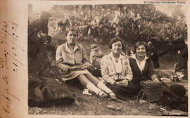 Cártama (Málaga), cortijo de Viñas Viejas con un grupo de mujeres excursionistas ante unas chumberas. Fotógrafo desconocido.
