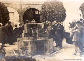 Córdoba, fuente en el Patio del Hospital de la Caridad rodeada de los miembros de la Sociedad Excursionista de Málaga. Francisco Sánchez