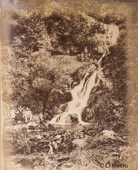 Orense, cascada en un lugar desconocido, con la familia del fotógrafo. Valentín Medía.