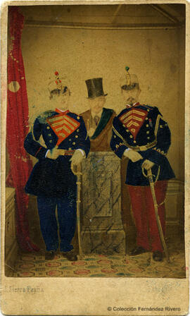 Sevilla, retrato iluminado de tres personajes: dos militares y un político tras una tribuna. José Sierra Payba.