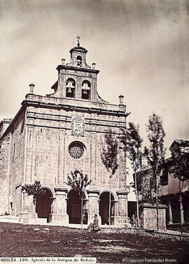 Orduña (Vizcaya), iglesia de la Antigua, con personaje posando sentado y clérigo junto a la puerta de entrada. J. Laurent.