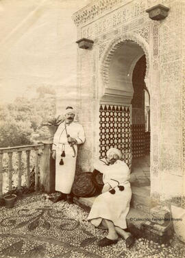 Granada, Alhambra, entrada a la mezquita de El Partal con dos hombres disfrazados de árabes . Fotógrafo desconocido.