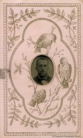 Madrid, retrato de Benigno Rivas en una pequeña ventana, rodeada de cenefa de pájaros, dedicado al dorso. Estabrook.