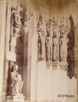 Orense, Catedral, Pórtico del Paraíso, parteluz con la Virgen del Consuelo (de Cornelis de Holanda) y Santiago y parte derecha. Valentín Medía.