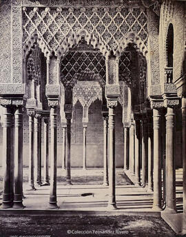Granada, Alhambra, templete en el Patio de los Leones. Francis Frith & Co.