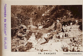 Málaga, Cerrado de Molina, el excursionista Sr. Sánchez posa junto a un arroyo. Fotógrafo desconocido.