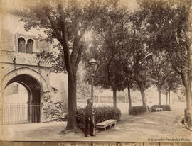 Granada, Alhambra, Puerta del Vino, con personaje junto a una farola. Garzón, fotógrafo.
